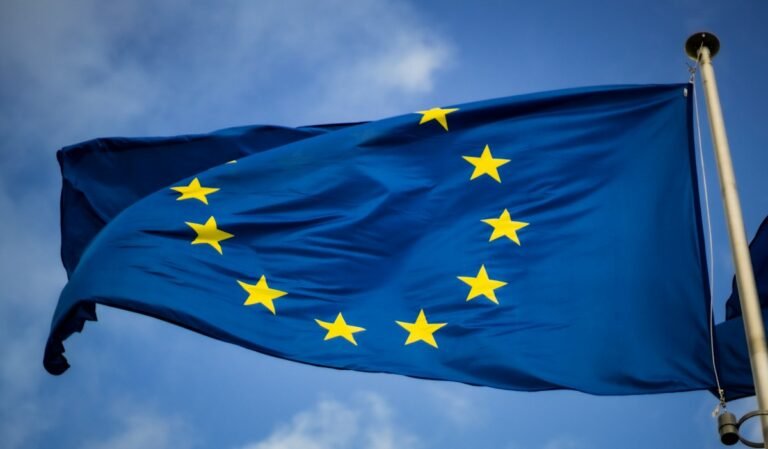 EU-Flagge als Symbol für europäisches Verbraucherrecht