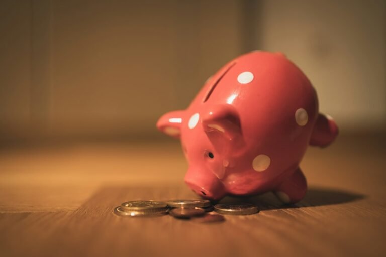 Kind lernt Umgang mit Geld und Sparen