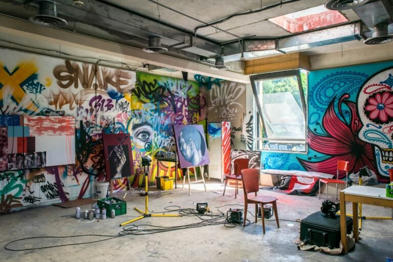 Atelier eines Künstlers mit Malutensilien