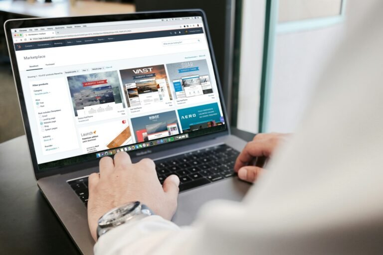 Person arbeitet an Website-Conversion am Laptop