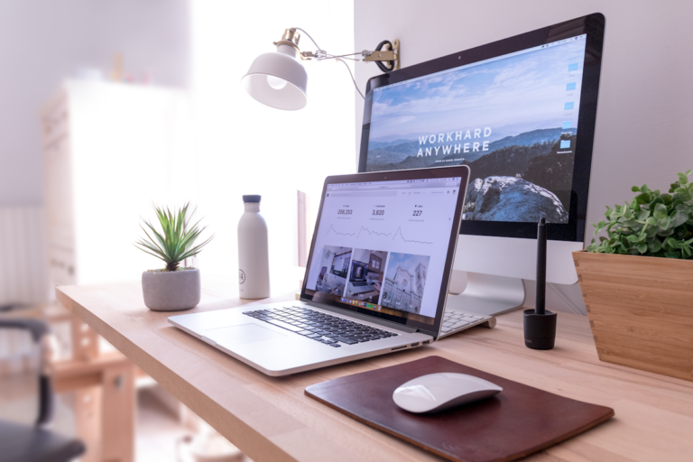 Laptop auf modernem Schreibtisch – professionelle Firmenwebsite